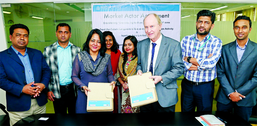 Fawzia Yasmeen, Director of Ispahani Agro Limited (IAL) and Tim Russell, Chief of Feed the Future Bangladesh Rice and Diversified Crops programme (an US nonprofit international economic development organization, exchanging an deal signing documents on Mar