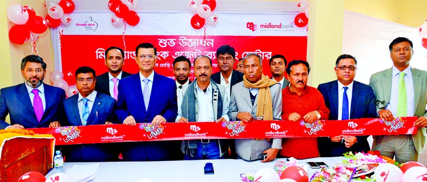 Md. Ahsan-uz Zaman, Managing Director of Midland Bank Limited, inaugurating its Agent Banking Centre at Dhunot Upazila Sadar in Bogra recently. Md. Ridwanul Haque, Head of Retail Distribution, Kudrat-E-Khoda Md. Samiul Karim, Head of Bogra Branch of the b