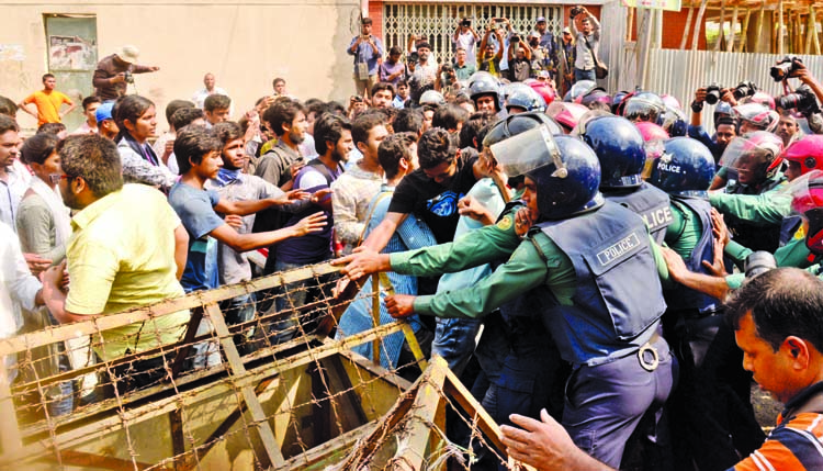 Hundreds of Left students take position near Secretariat in city demanding resignation of Education Minister following the recent SSC question papers leakage were obstructed by the law enforcers on Sunday.