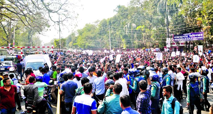 Hundreds of job-seekers staged demonstration at Shahbagh intersection demanding merit system in govt jobs be reformed. This photo was taken on Sunday.