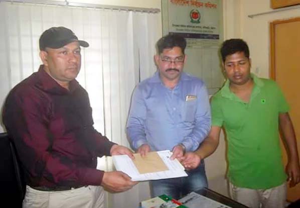 Md Shamsul Huq Fouzder, Upazila Election Officer, Fotikchhari giving nomination paper of Nazirhat Poura election to M Sirajuddoula, a councilor candidate recently.