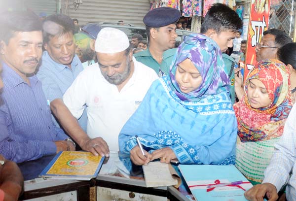 Afia Akhter, Executive Magistrate and Jahanara Ferdous, Special Magistrate of CCC fining business houses which are running without trade licenses at Shershah Colony on Monday.