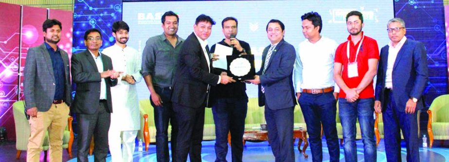 Arif Chowdhury, Head of Sales of Bangladesh Online (a Beximco concern), receiving the Best Mini-Pavilion Award in SoftExpo 2018 from BASIS President Syed Almas Kabir at a city convention center on Sunday.