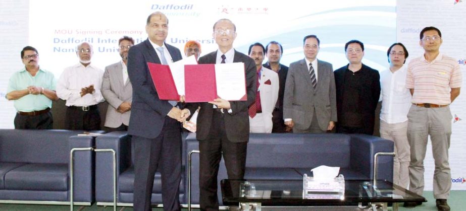 Lin Tsong-Ming, President of Nanhua University and Prof Dr Yousuf Mahbubul Islam, Vice Chancellor, Daffodil International University Exchanging MoU papers at Daffodil International University in the city recently.