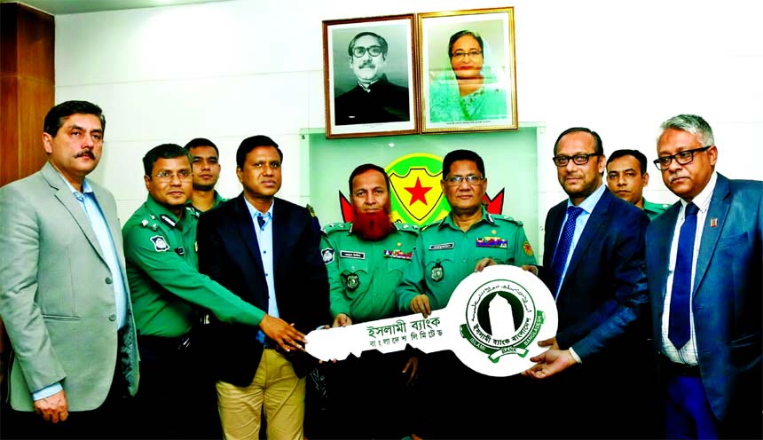 Md. Mahbub ul Alam, Managing Director of Islami Bank Bangladesh Limited, handing over the key of the microbus to DMP Commissioner Md. Asaduzzaman Mia, at his office in the city on Tuesday. Mushtaq Ahmed, Vice-President and high officials from both the org