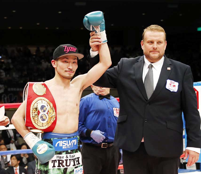 Japanese champion Ryosuke Iwasa is declared the winner after beating Philippine challenger Ernesto Saulong in their IBF super bantamweight world boxing title match in Tokyo on Thursday. Iwasa defended his title by a unanimous decision.