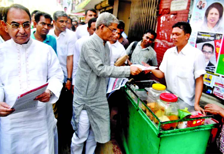 BNP Secretary General Mirza Fakhrul Islam Alamgir distributing leaflets to people in city, demanding release of Chairperson Begum Khaleda Zia on Thursday.