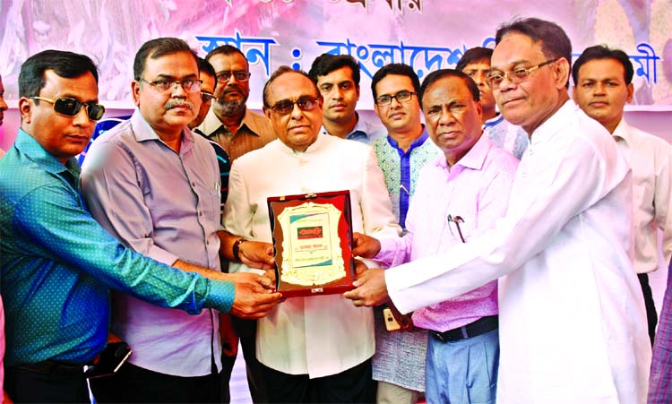 Barisal Division Journalists' Welfare Association conferred honorary crest to Barrister Mainul Hosein at its Annual Family Day in the Bangladesh Shishu Academy on Friday. The Association President Azizul Hoque Bhuiyan and its General Secretary Aminul Isl
