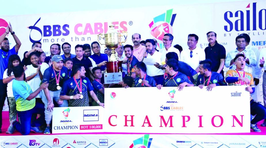 Members of Comfit Composite Knit Limited of Youth Group, the champions of the BGMEA Cup 2018 with the guests and officials of Bangladesh Garments Manufacturers and Exporters Association (BGMEA) pose for a photo session at Bangladesh Army Stadium on Friday