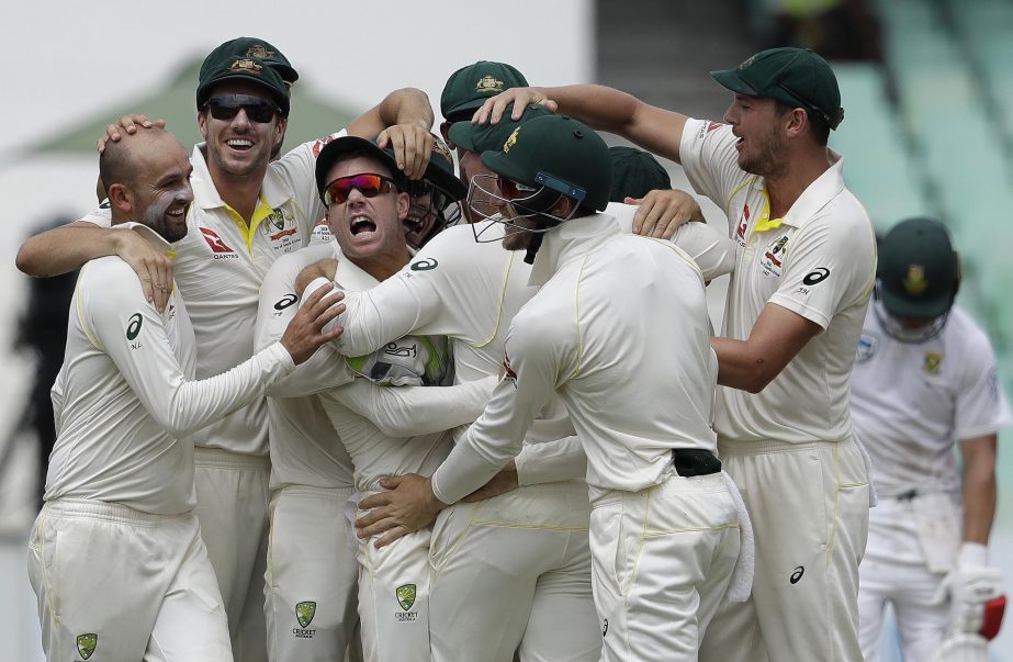 Australia's bowler Nathan Lyon (left) and teammates celebrate after running out South Africa's batsman AB de Villiers (far right) for a duck on day four of the first cricket Test match between South Africa and Australia at Kingsmead stadium in Durban, S