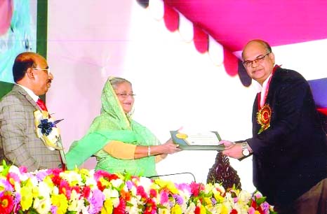 KHULNA: Prime Minister Sheikh Hasina handing over IEB Gold Medal to Engineer Khaled Mahmud, Chairman, Bangladesh Power Development Board at the 58th Convention of Institution of Engineers Bangladesh (IEB) in Khulna on Saturday.