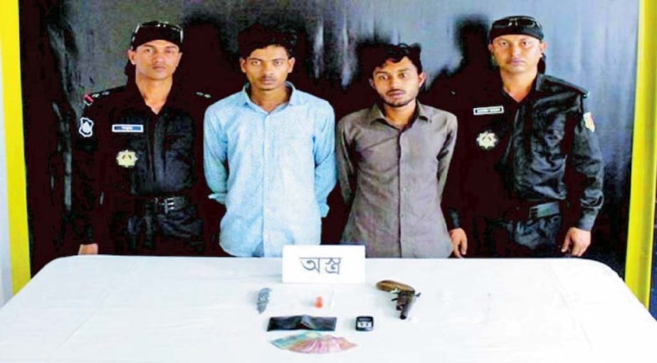 Members of Rapid Action Battalion (RAB-7) arrested two alleged snatchers along with arms from Chotteswari Road area under Chakbazar Thana on Thursday night.