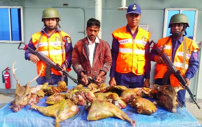 KHULNA: Costal Guard of West Zone arrested a smuggler with 50-Kg meat of deer, two heads of deer and a motor boat from Dakop thana area yesterday.