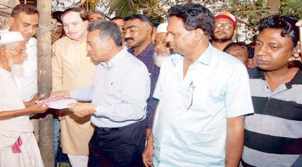 Member of BNP Standing Committee and former Minister Amir Khasru Mahmud Chowdhury distributing leaflets demanding release of BNP Chairperson Begum Khaleda Zia at Bijoy Nagar areas on Monday.