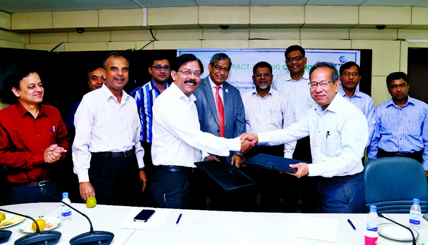 Kyaw Sha Ching, Project Coordinator of Dhaka WASA (DWASA) and S M Mahbubur Rahman, Director of Institute of Water Modelling (IWM), exchanging a contract signing documents on 'Consultancy Service for Preparation of Environmental Impact Assessment (EIA) an