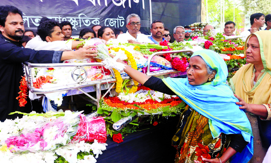 People from all walks of life paid last respect to noted sculptor and freedom fighter Ferdousi Priyabhasini by placing wreaths at her coffin at the Central Shaheed Minar in the city on Thursday.