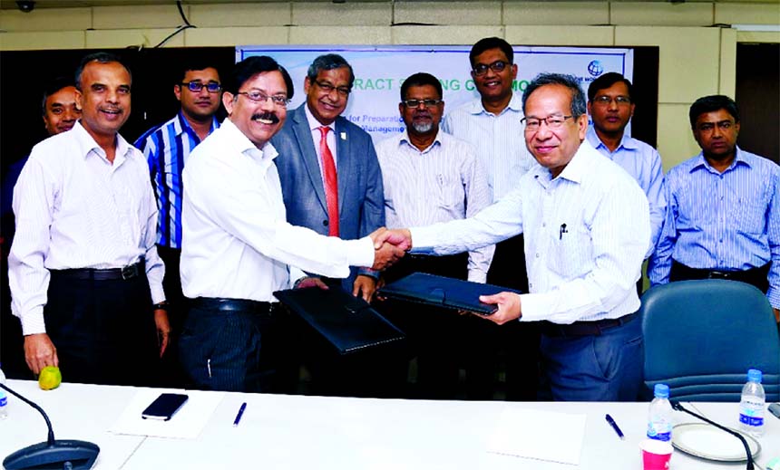 Kyaw Sha Ching, Project Coordinator of Dhaka WASA (DWASA) and S M Mahbubur Rahman, Director of Institute of Water Modelling (IWM), exchanging a contract signing documents on 'Consultancy Service for Preparation of Environmental Impact Assessment (EIA) an