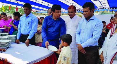 KISHOREGANJ: Abdullah Al Masud, UNO , Kishoreganj Sadar Upazila distributing prizes among the winners of annual sports competition of Gardania Kindergarten at Kishoreganj Stadium on Saturday .