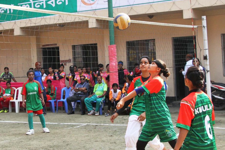 A scene from the volleyball match of Bangladesh Youth Games between Khulna Division and Mymensingh Division at Volleyball Stadium in the city on Sunday.