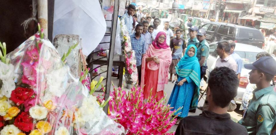 Jahanara Ferdous, Special Magistrate and Afia Akhter, Executive Magistrate warning flower traders at Cheragi Pahar Road for occupying footpaths during a drive of CCC mobile court on Sunday.