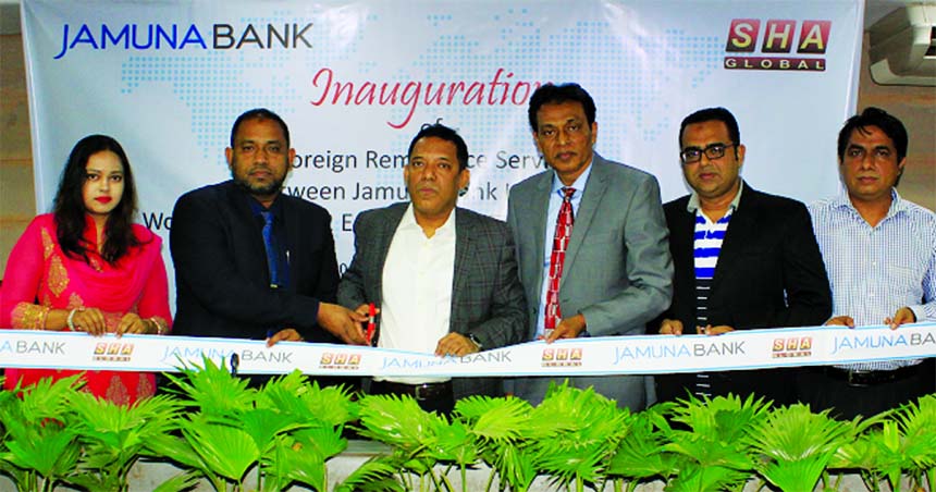 Mirza Elias Uddin Ahmed, AMD of Jamuna Bank Limited, inaugurating its Foreign Remittance Services with Worldwide West 2 East Services Limited (UK based Global Remittance Company) at its head office in the city recently. Senior officials from both the orga