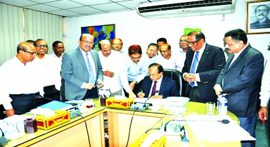 Mohammad Ismail, Chairman of Bangladesh Krishi Bank (BKB), signing its Balance Sheet for the FY 2016-17 at its 705th Board Meeting on Wednesday. Md. Ali Hossain Prodhania, Managing Director, Md. Fazlul Haque, DMD and Directors of the bank were present.