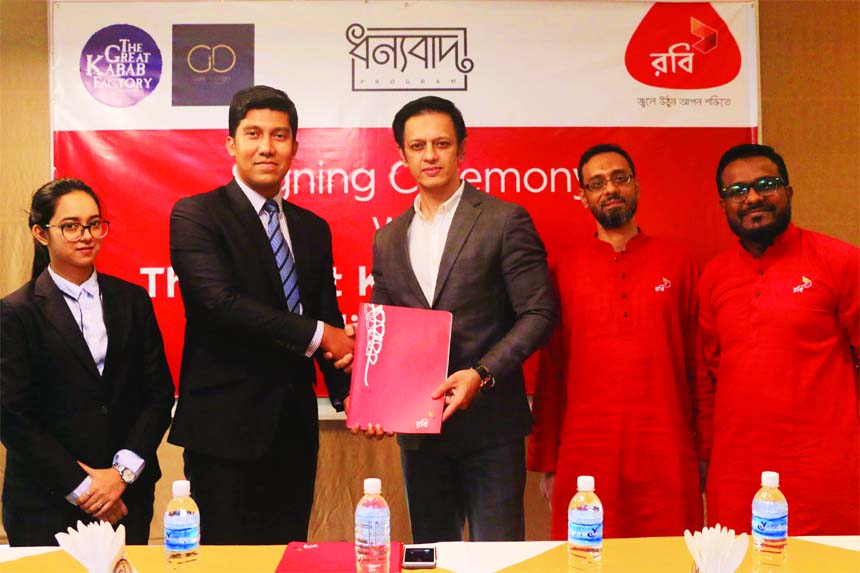 Md. Adil Hossain Noble, Head of Enterprise Business of Robi and Showkot Hossain, Operation Manager of Great Kabab Factory and Garlic-N-Ginger, exchanging an agreement signing documents at the kabab main branch at city's Jamuna Future Park recently. Under