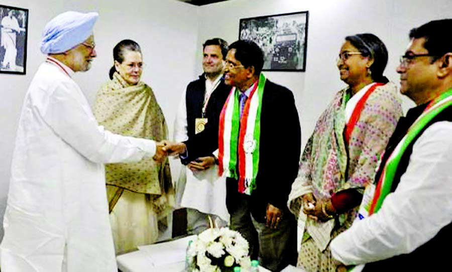 Awami League Presidium Member and former Food Minister Abdur Razzaque met with former Indian prime minister Monmohan Singh in New Delhi on Saturday.