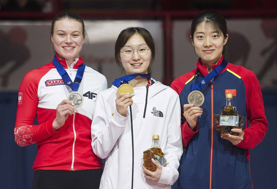 From left: Natalia Maliszewska of Poland; Choi Min-jeong of South Korea and Qu Chunyu of China hold up their medals following the women's 500 meters at the ISU world short-track speedskating championships in Montreal on Saturday.
