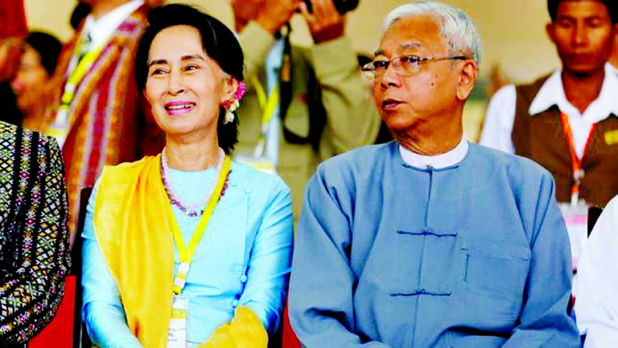 Myanmar State Counsellor Aung San Suu Kyi (L) and Myanmar's president Htin Kyaw attend a photo opportunity after the opening ceremony of the 21st Century Panglong Conference in Naypyitaw, Myanmar. File photo