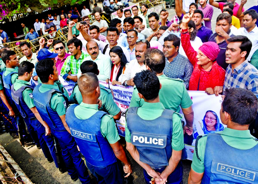 Muktijoddha Santan Command Council being obstructed by the police as they were heading towards respective Ministry demanding proper implementation of existing 30 pc FFs quota for jobs. This photo was taken from in front of the Secretariat on Wednesday.