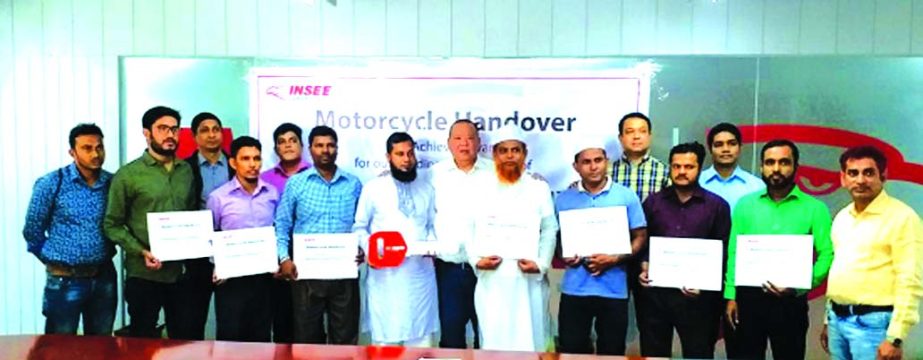 Star Jingkaojai, Commercial Director of Siam City Cement Bangladesh Limited, poses with the highest sales retailer winners of the "Retailer Loyalty Program'2017" at its head office in the city on Wednesday. Three General Managers of Commercial Sales of