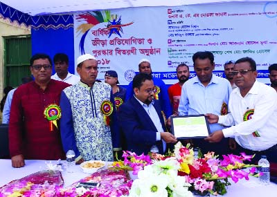 SIRAJDIKHAN (Munshiganj): The annual sports and prize-giving ceremony of Sirajdikhan Ichhapura Model High School was held recently.