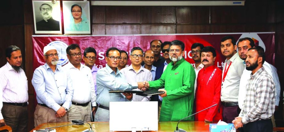 Shihab Ahmad, Chief Digital Services Officer of Robi and Joyonto Kumar Sikder, Company Secretary of Dhaka Power Distribution Company Limited (DPDC) (DPDC), exchanging and agreement signing documents at the Bidyut Bhaban in the city recently. Senior offici