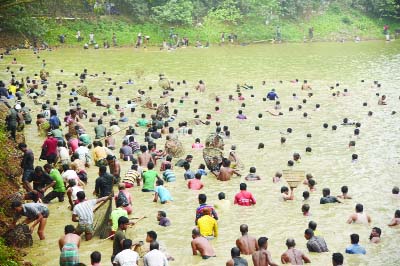 BOGRA: Thousand of fishermen thronged in Thangamara Mahila Sobuj Sangho 's pond as pond were opened for fishing at Karatoya River on Saturday.