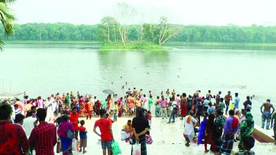 BARISAL: Hundreds of people from Hindu community assembled at Madhavpasha on the occasion of two-day long Astami Snan at Durgasagor pond on Saturday.