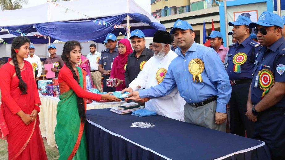 Chairman of PHP Family Alhaj Sufi Mizanur Rahman distributing prizes among the winners as Chief Guest of Late Freedom Fighter M Samsul Hoque Public School at District Police Line on Thursday . Police Super Noor- E -Alam Mina presided over the functio