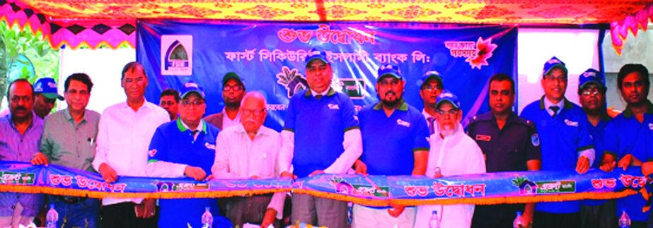 Syed Waseque Md Ali, Managing Director of First Security Islami Bank Limited, inaugurating its Agent Banking outlet at Dubli Bazar in Muksudpur of Gopalgonj recently. Md. Mustafa Khair, DMD, SP Mahabub Uddin, Ali Nahid Khan, Head of Agent Banking and Mobi
