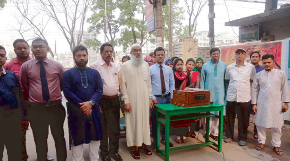 In observance of Independence day, teachers, students and Managing Committee members of Parents Care and School, Chittagong led by Chairman of Chittagong Education Welfare Foundation Principal Dr Abdul Karim recited National Anthem with parallel voice