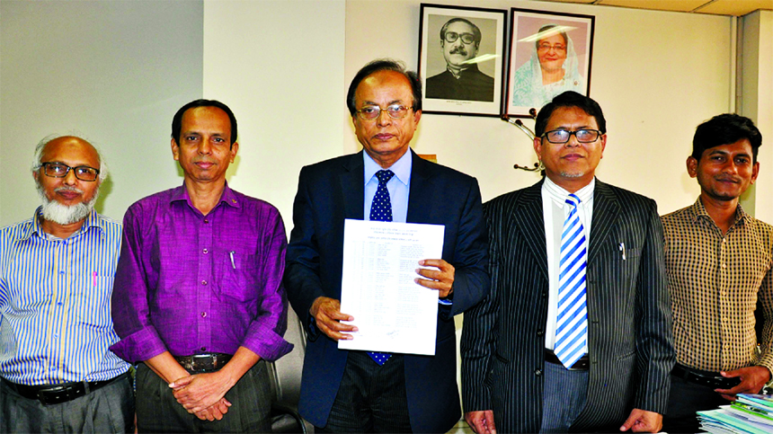 Mohammad Ismail, Chairman of Bangladesh Krishi Bank and Barisal Bibhag Kalyan Sanstha, along with other representatives of the organisation disclosing the result of Sher-e-Bangla Memorial Scholarship Examination 2017 at the bank's head office in the city