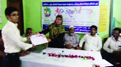 DUPCHANCHIA: (Bogra) Executive Director of Nobojagoran Autistic School Sabina Yasmin handing over certificates among the participants of a training course at Dupchanchia Upazila in Bogra on Thursday.