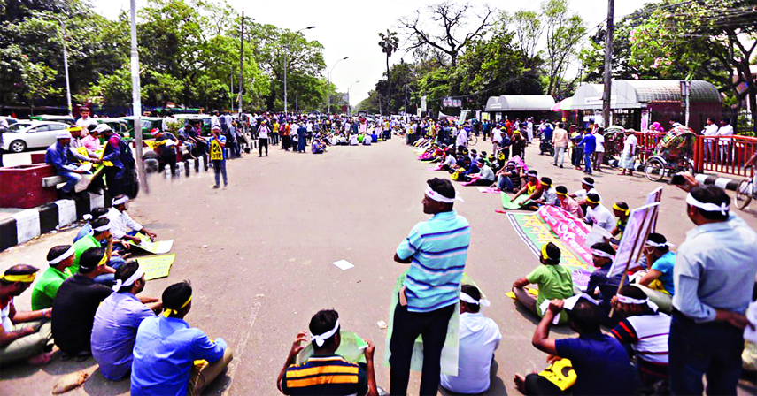 Students of several universities blocked the Shahbagh intersection in front of National Museum on Saturday demanding minimum age limit 35 years for govt jobs.