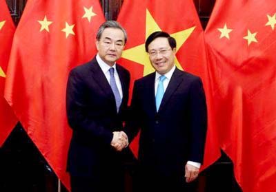 Chinese Foreign Minister Wang Yi (left) and Vietnamese Foreign Minister Pham Binh Minh in Hanoi.