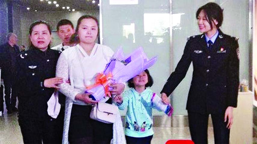 Kang Ying flew to Chengdu with her husband and children to meet her parents.