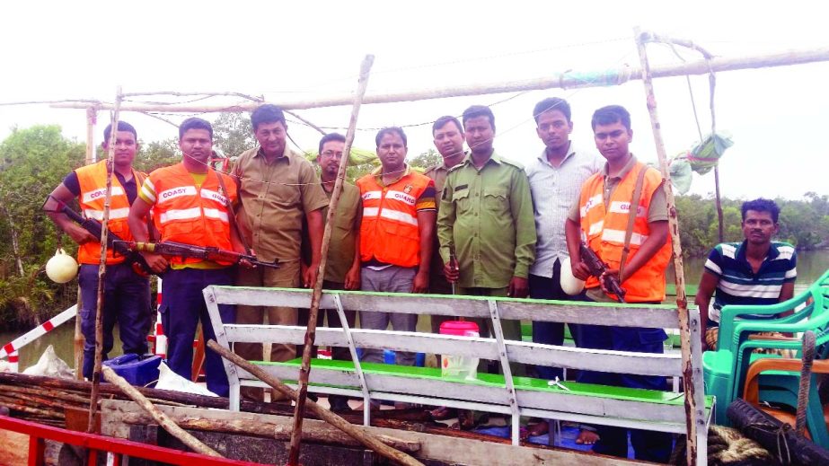 KHULNA: Bangladesh Coast Guard members rescued 178 Bawalis (wood collectors) who were held hostage by forest robbers after gunfight at Tepar Bharani canal of the Sundarbans under Dakope Upazila on Monday.