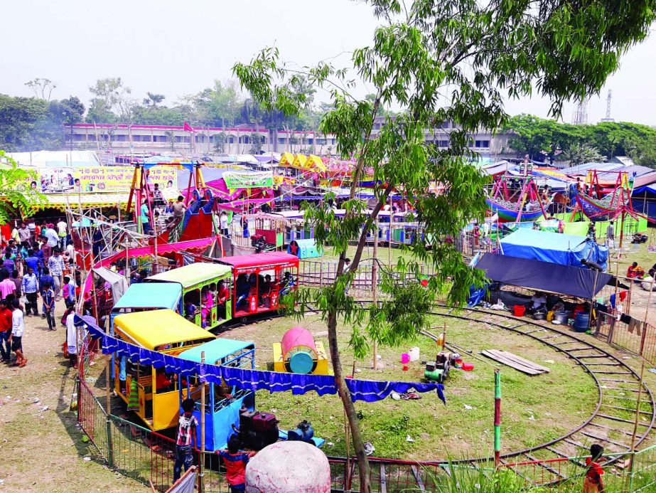 SIRAJDIKHAN (Munshiganj): Thousand of people throng at the Kali Mela at Sheikhornagar in Sirajdikhan Upazila on Tuesday.