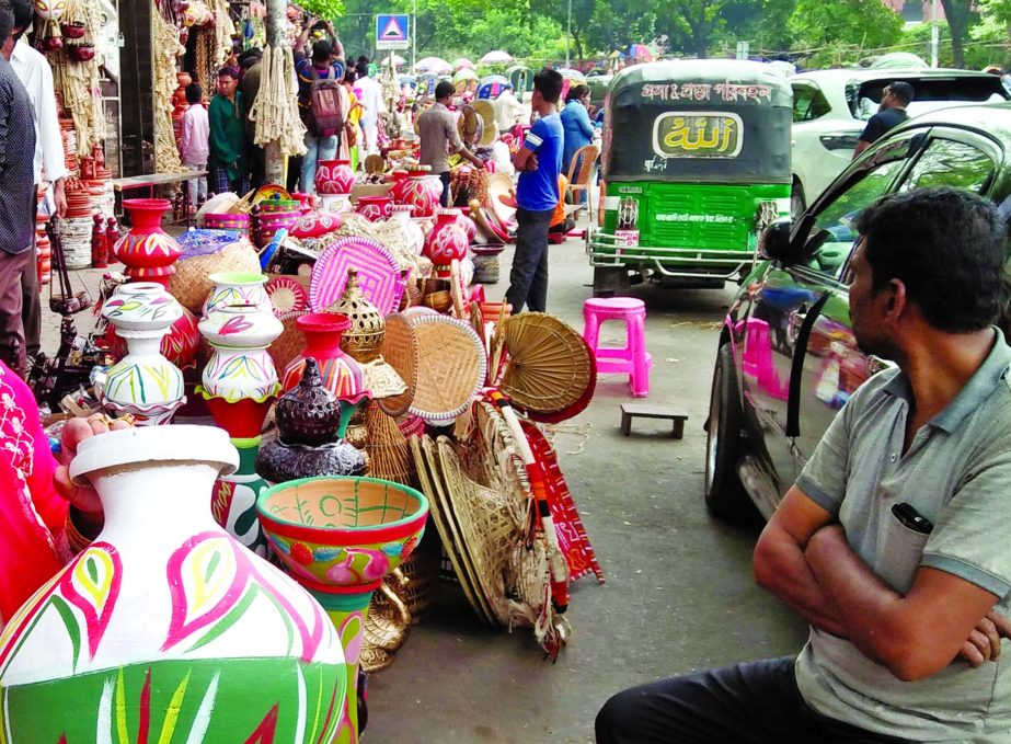 Vendors have spread their multi-colour earthen wares and various handicrafts occupying the road from Shishu Academy to High Court Mazargate almost blocking the movement of traffic and pedestrians. It is an open market in city street defying eviction driv