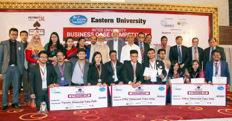 Winners of the Inter-University Business Case Competition BIZ ACES 2018 are seen at a photo-pose with their awards at Eastern University in the city recently.