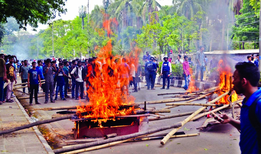 Agitating students staged demonstration on Dhaka University campus on Monday by setting fire on the street with a call to reform quota system.
