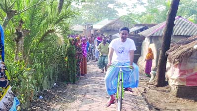 SATKHIRA: SM Jaglul Hyder, Member of Parliament from Satkhira-4 exchange greetings with the people of Nakipur and Kadkhali Char areas under his constituency early in the morning by riding a by-cycle on Sunday. He also sought blessings for Prime Minister